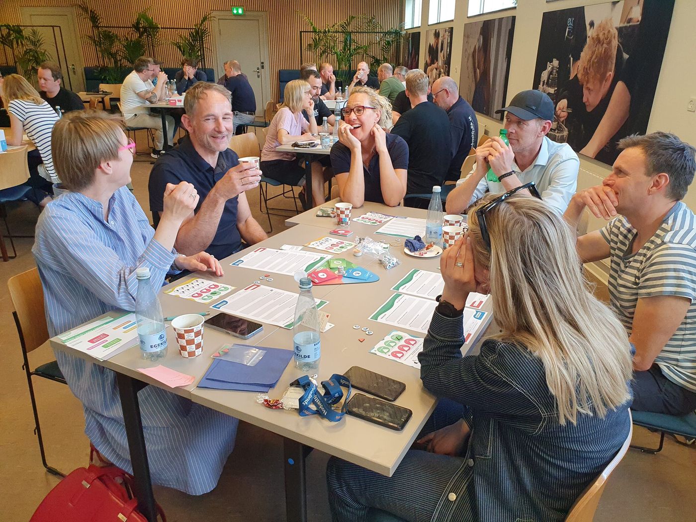 Voksne samlet om et DIGIchat-bord
